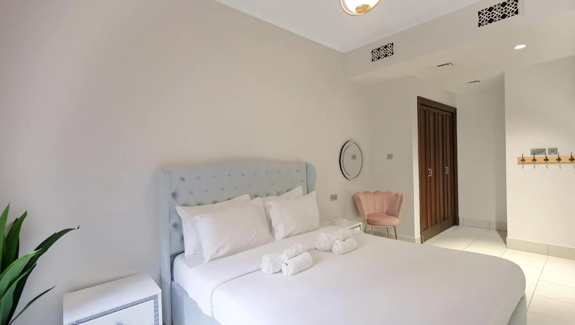 Apartment Elegant Old Town Escape With Burj Views & Near Mall Dubai