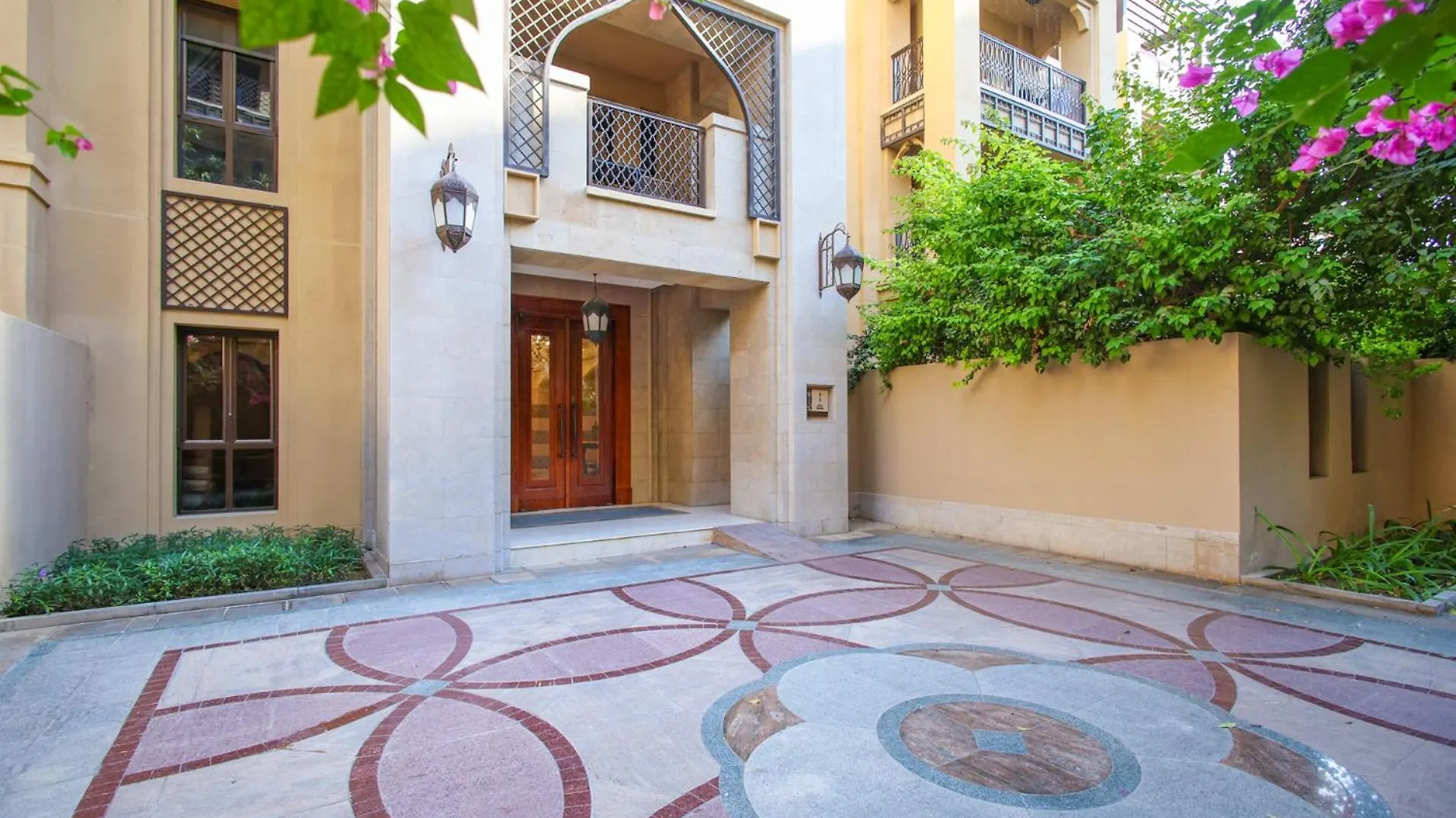 Apartment Elegant Old Town Escape With Burj Views & Near Mall Dubai